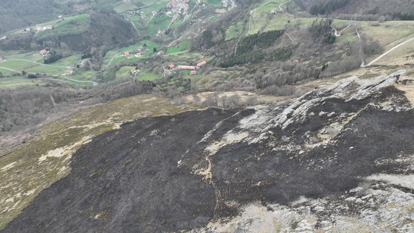 El monte Hernio, a vista de dron tras el incendio