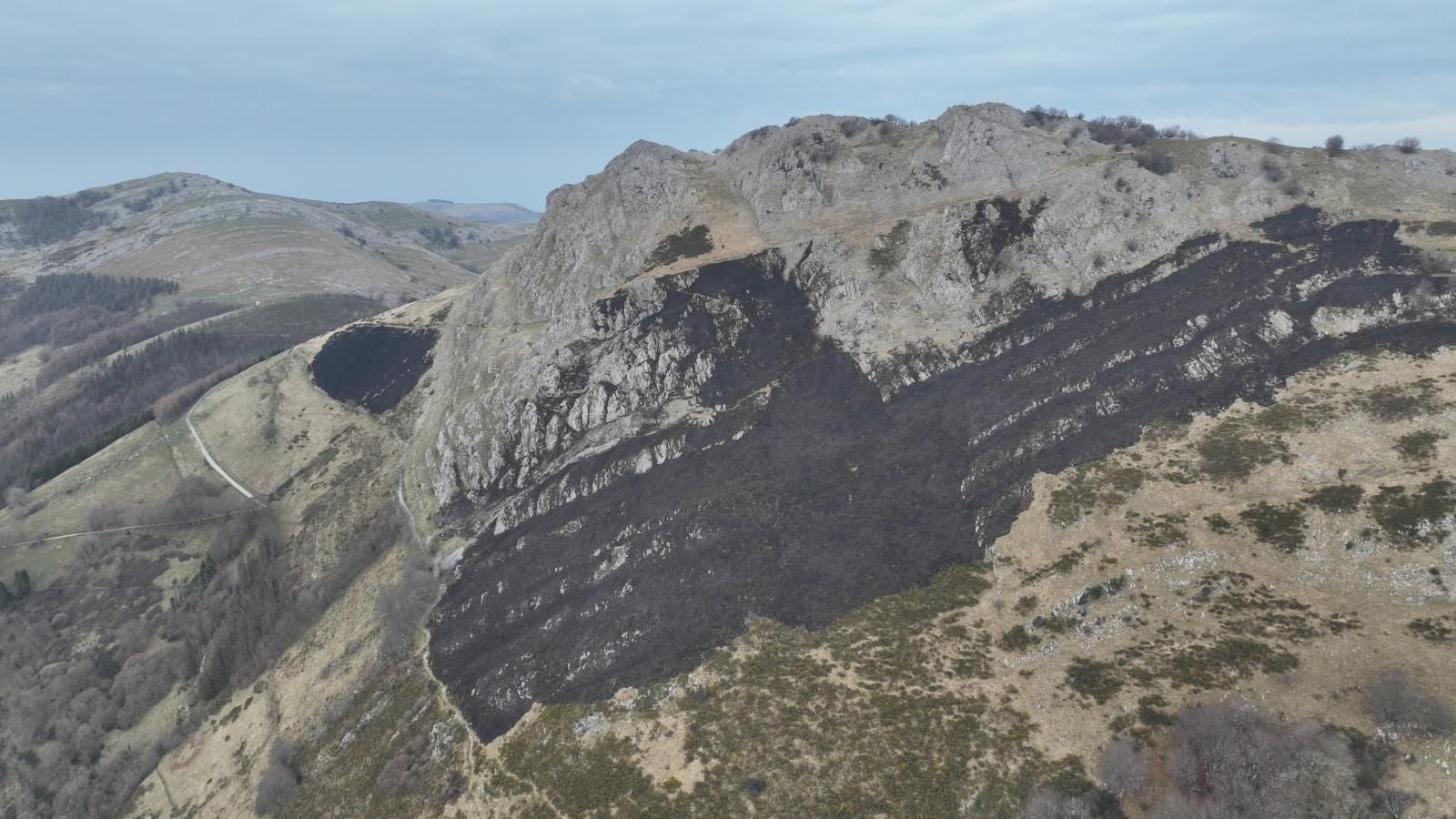 El monte Hernio, a vista de dron tras el incendio