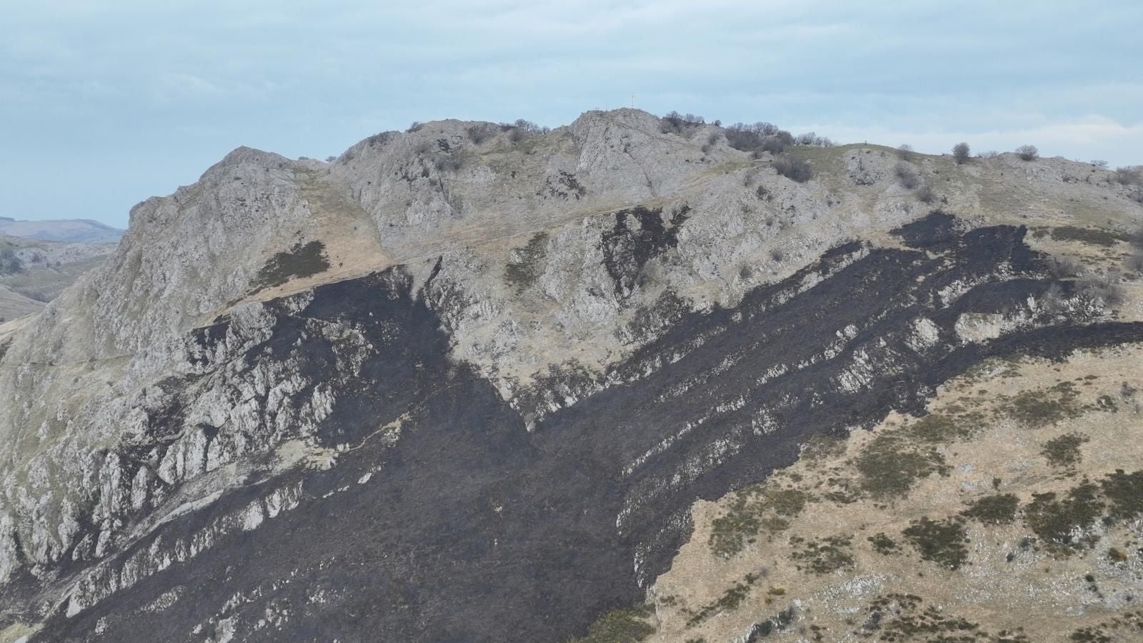El monte Hernio, a vista de dron tras el incendio