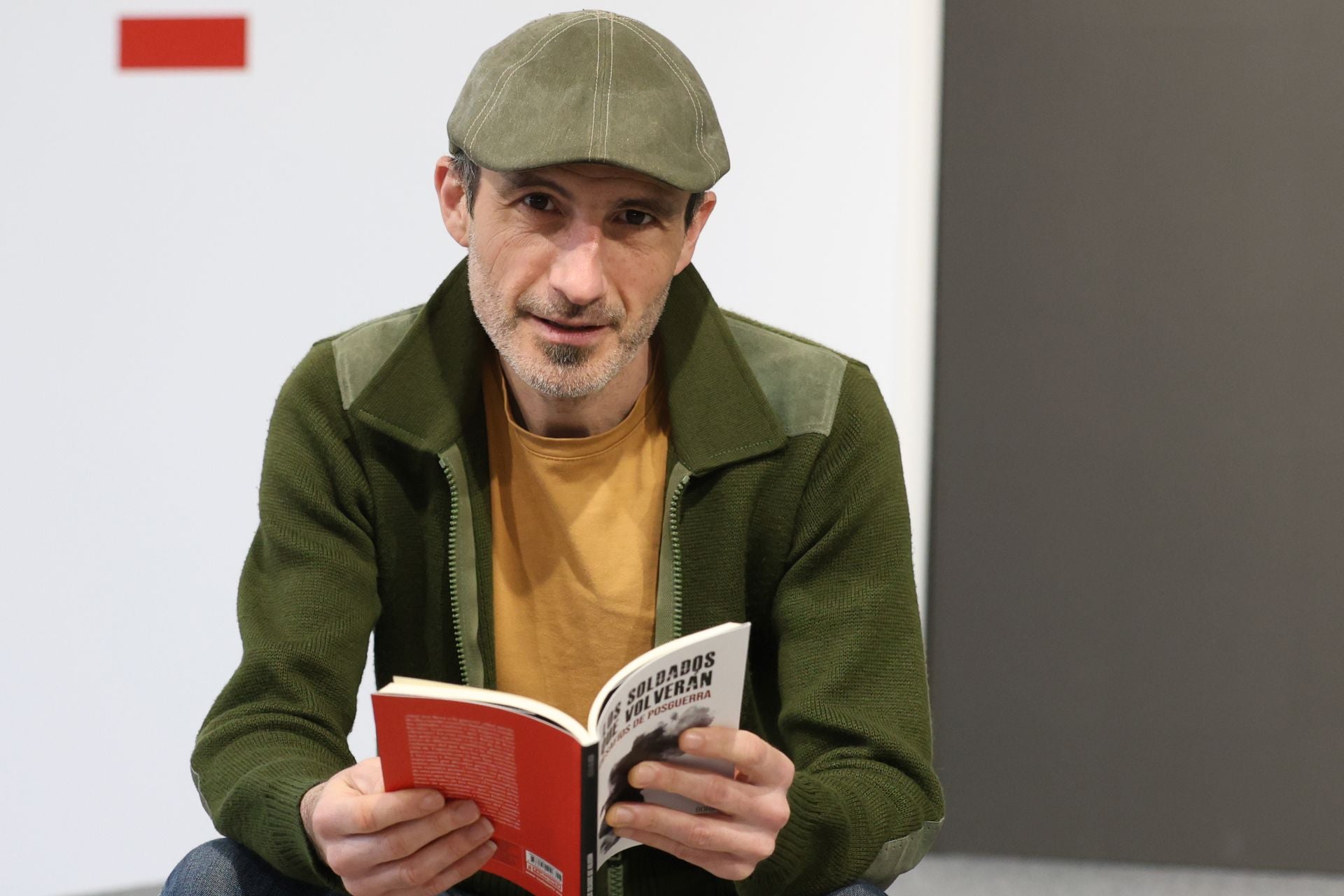 Borja d. Kiza posa con el libro 'Los soldados que volverán', que acaba de salir al mercado.