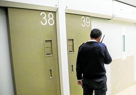 Un funcionario del centro penitenciario de Zaballa.