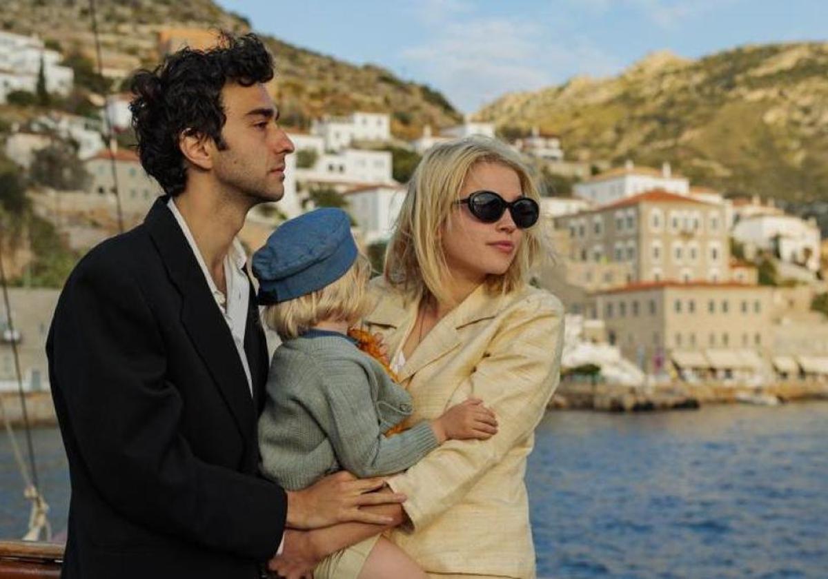Alex Wolff como Leonard Cohen y Anna Torv como Marianne en la serie que puede verse en Movistar.