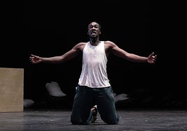 Sambou Diaby, que encarna a Ibrahima, en un momento de la obra.