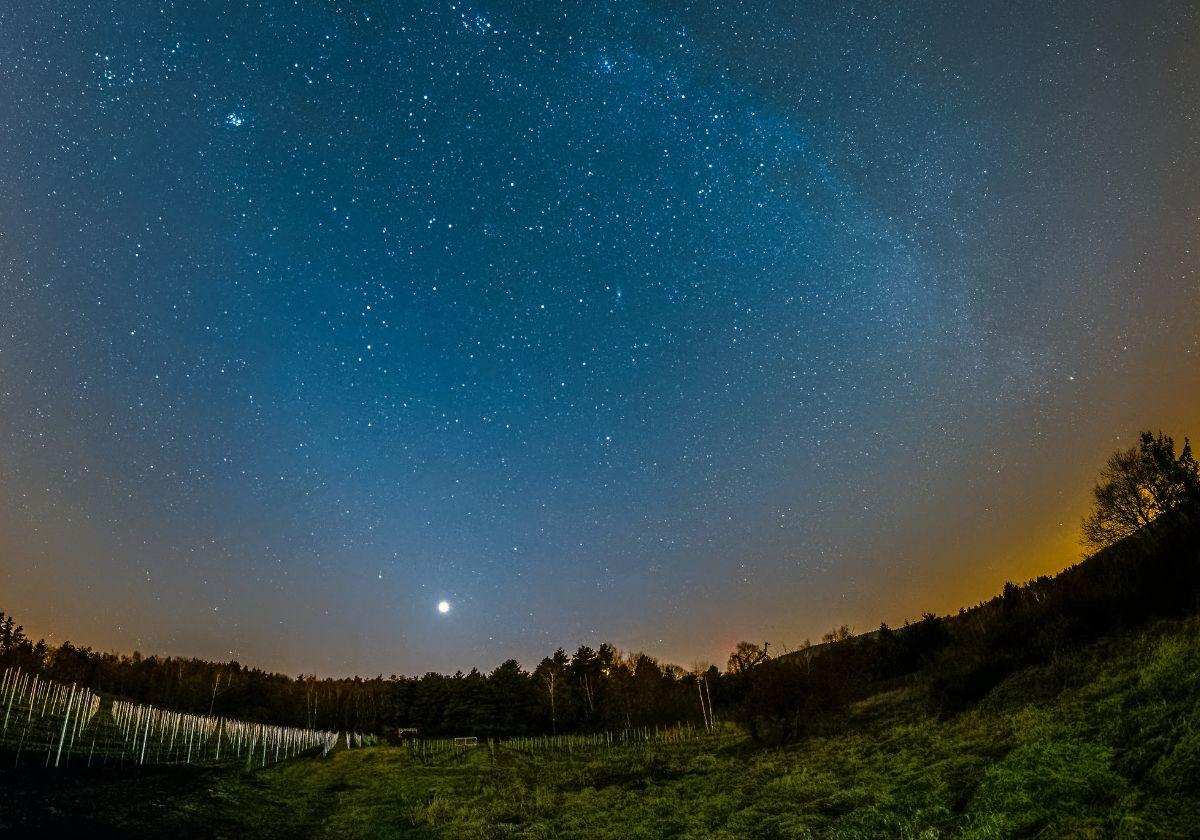 Vista del cielo estrellado con Venus como punto más luminoso.