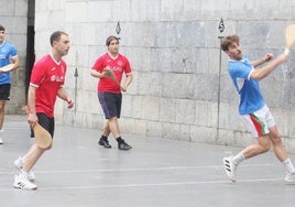 Un momento de la final del torneo de pala masculino que se disputó el pasado año en el frontón de Kalegoen plaza.