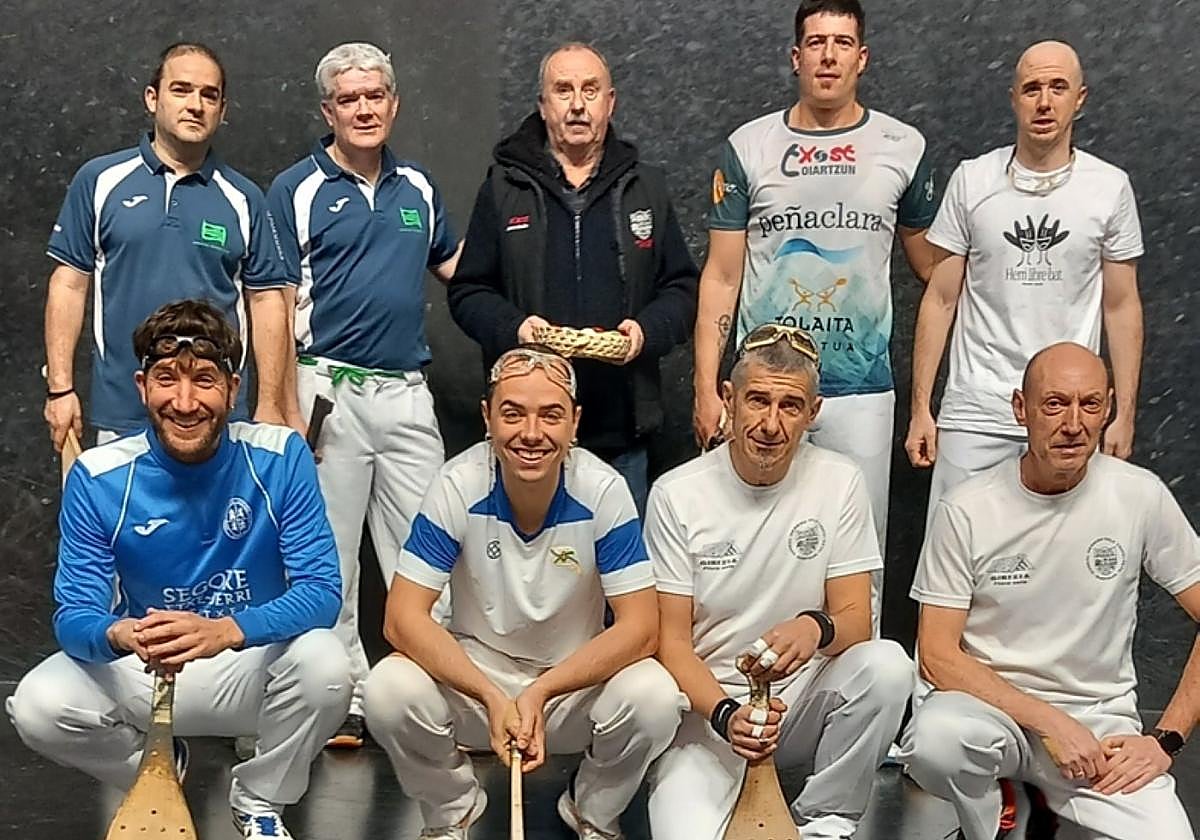 De pie, los hermano Pérez, el juez Toledo, Bereziartua y Markos. Abajo, Dorronsoro, Gartziandia, Egialde y Susperregi.