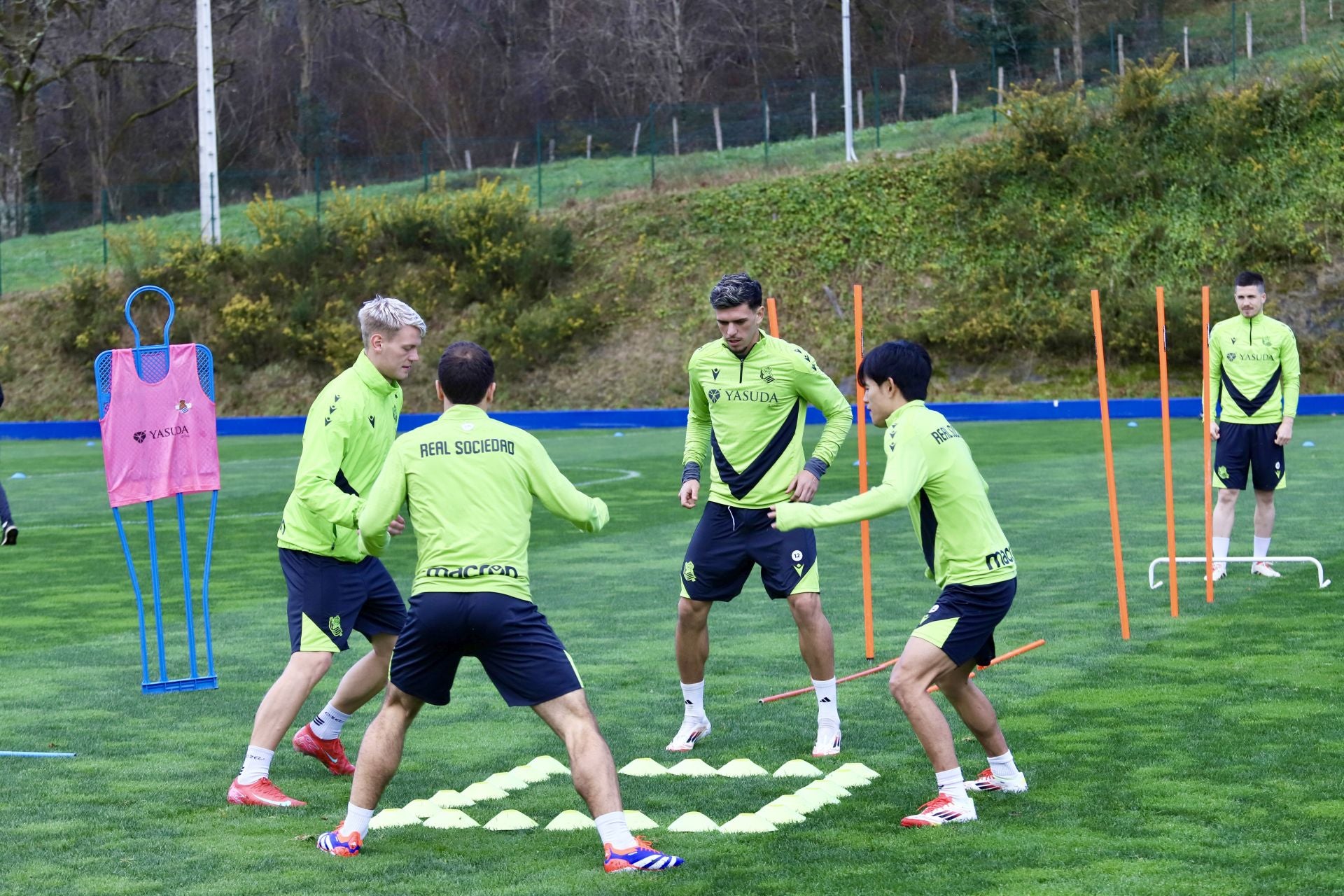Óskarsson, Oyarzabal, López y Kubo calientan durante un juego en Zubieta