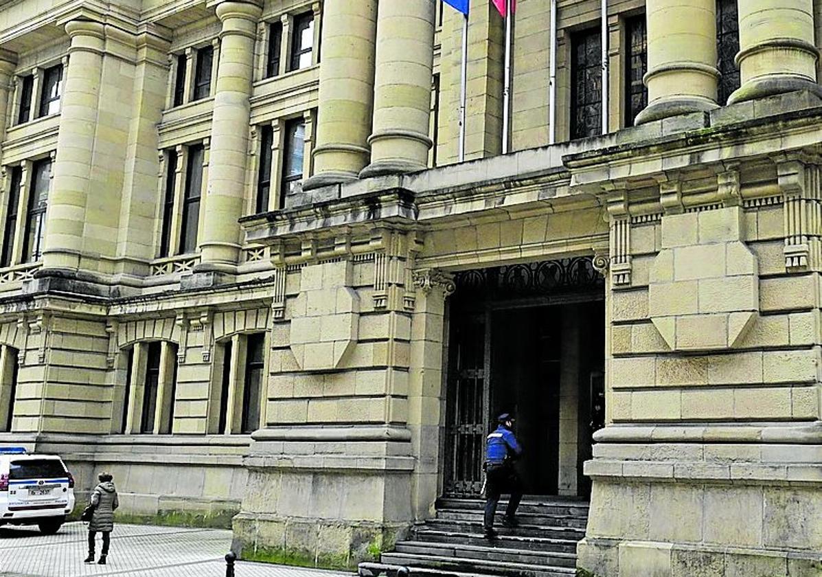 Vista exterior de la Audiencia Provincial de Gipuzkoa, en Donostia.