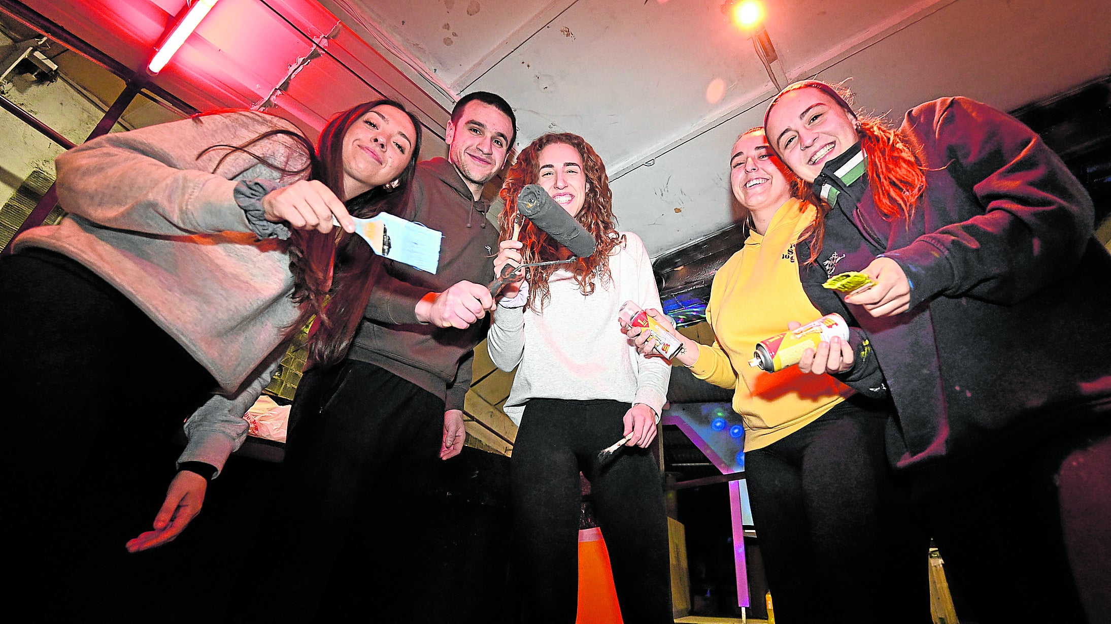 El Ferial y el pabellón Bellota son las 'factorías' donde jóvenes y adultos trabajan para construir sus carrozas de carnaval.