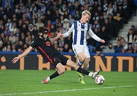 Disputa entre Órkarsson y Cubarsí en la victoria de la Real por 1-0 en Anoeta.