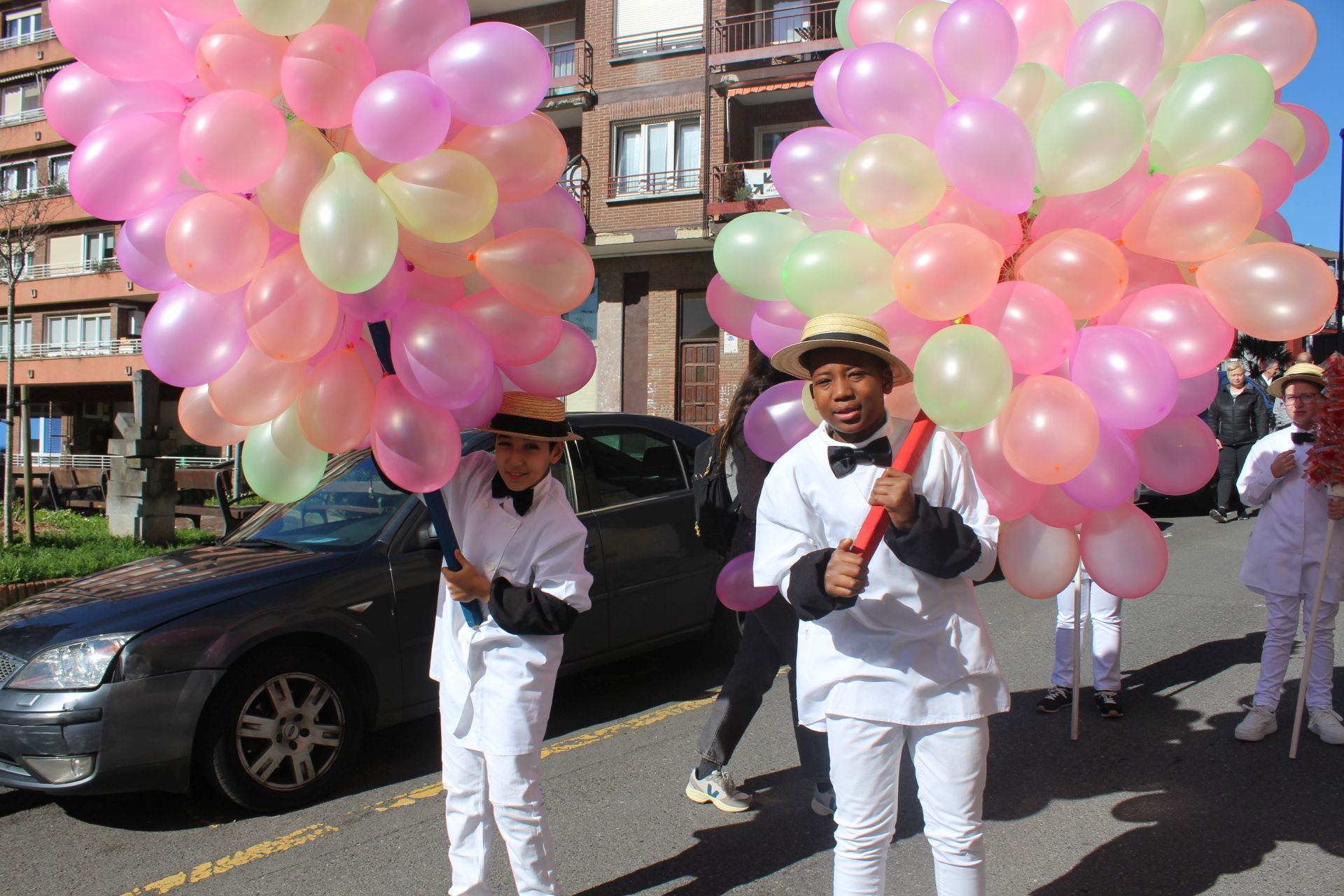 Colorida comparsa de Inude eta artzainak