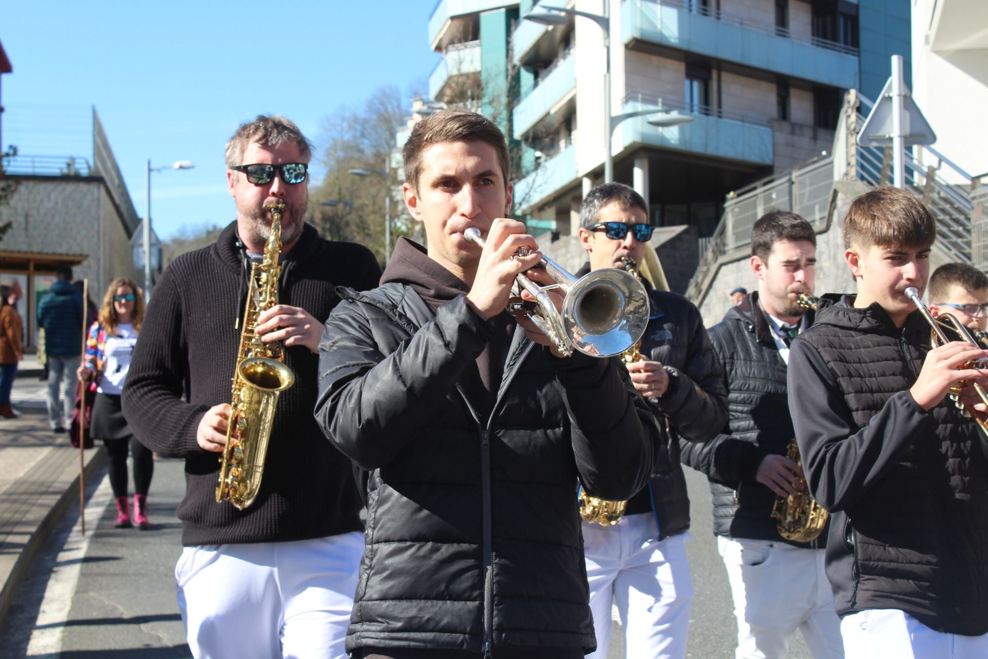 Colorida comparsa de Inude eta artzainak