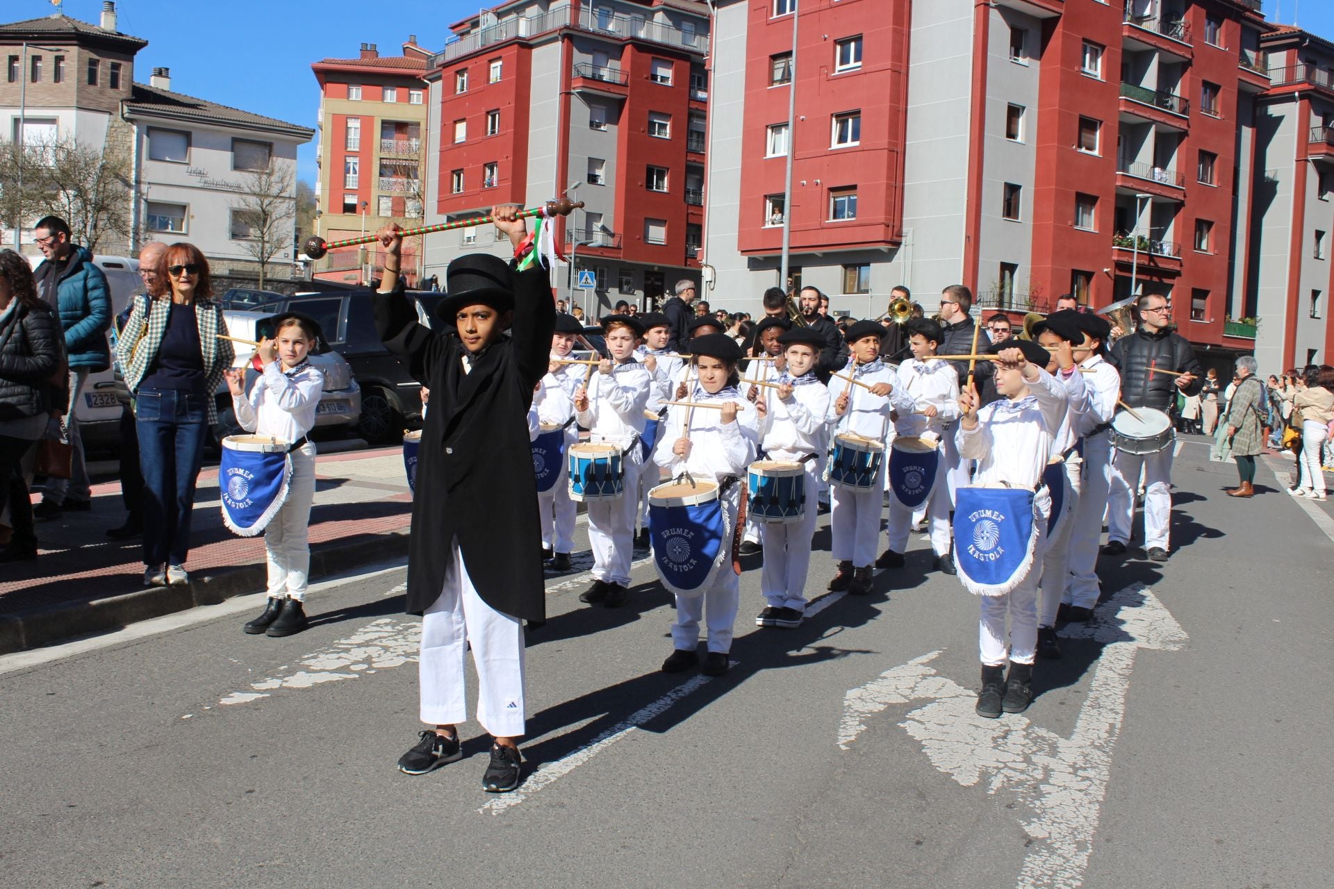 Colorida comparsa de Inude eta artzainak