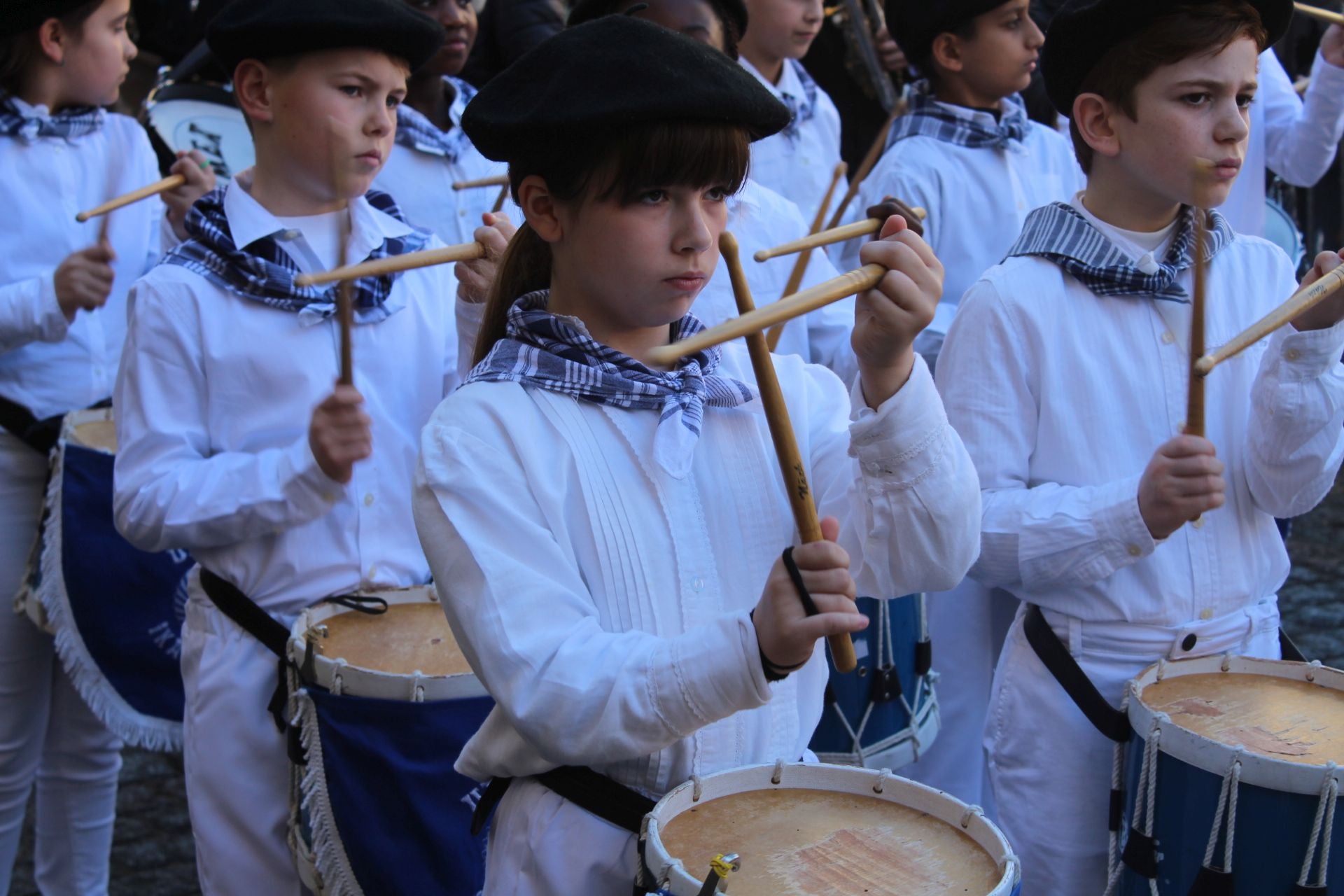 Colorida comparsa de Inude eta artzainak