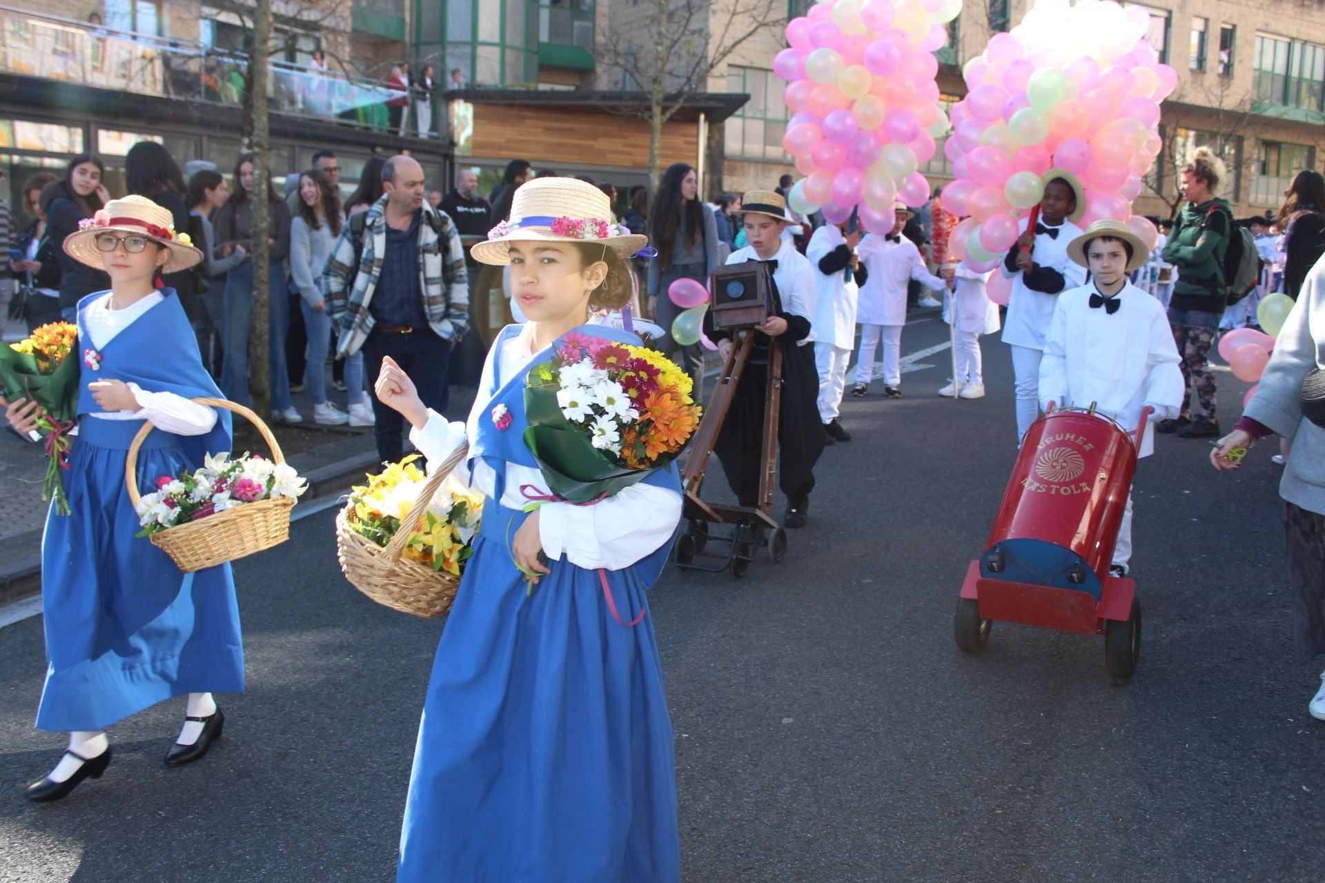 Colorida comparsa de Inude eta artzainak
