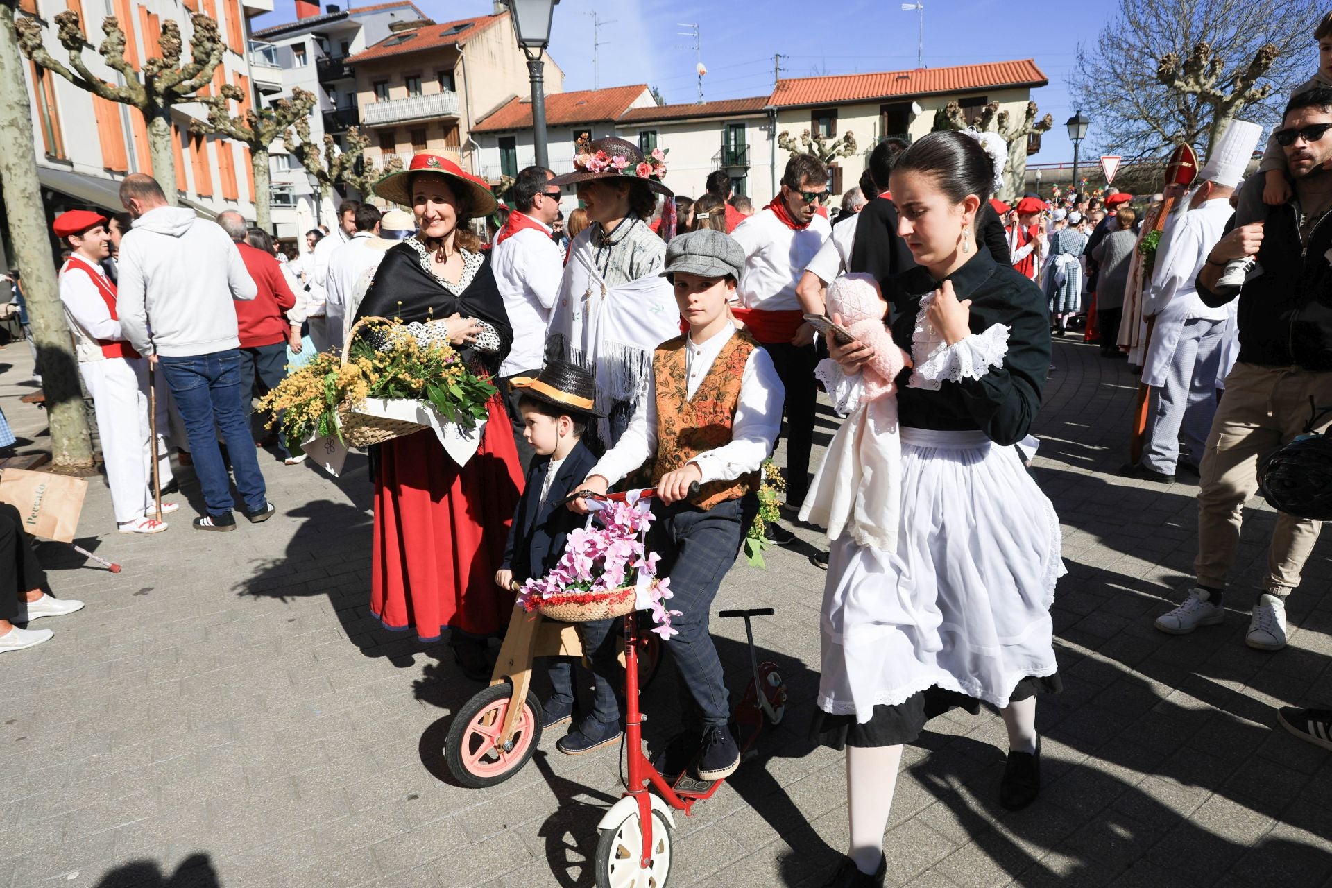 Inudeak eta artzainak han llenado de color el Centro este domingo