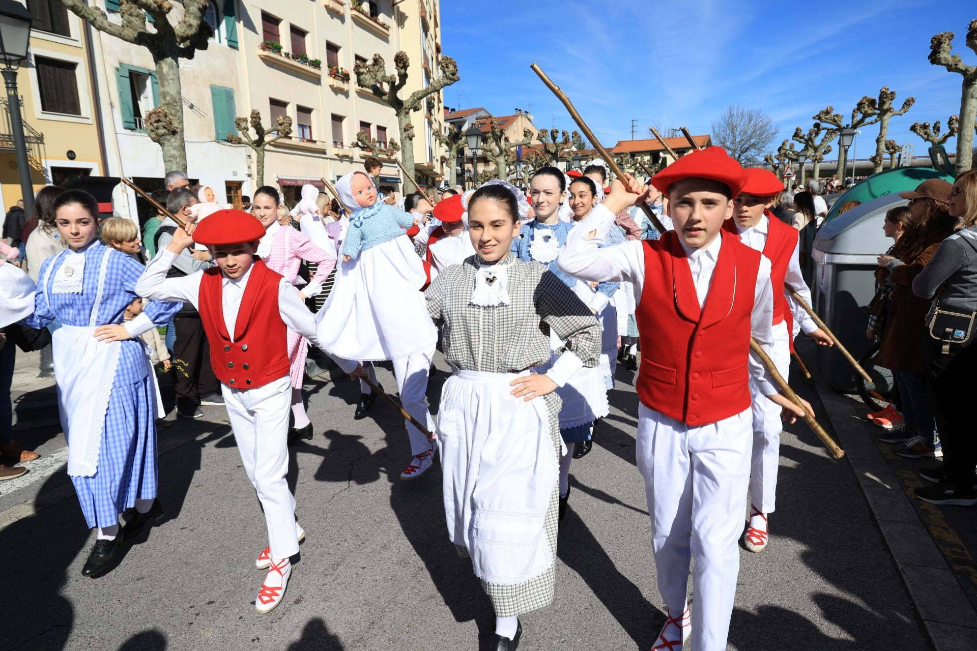 Inudeak eta artzainak han llenado de color el Centro este domingo