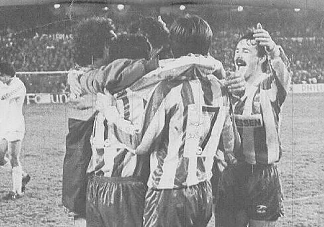 1988. Los realistas se funden en una piña tras golear 0-4 en el Bernabéu a la Quinta del Buitre en un partido memorable.