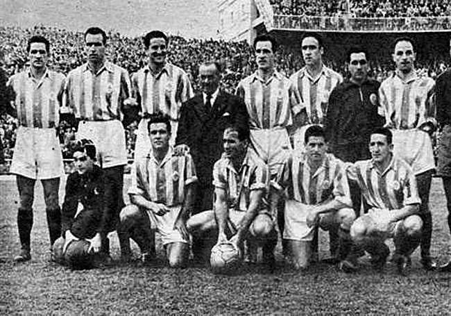 1951. La Real de Benito Díaz que conquistó Chamartín al vencer por 0-2 en la semifinal de los pitos posa orgullosa.