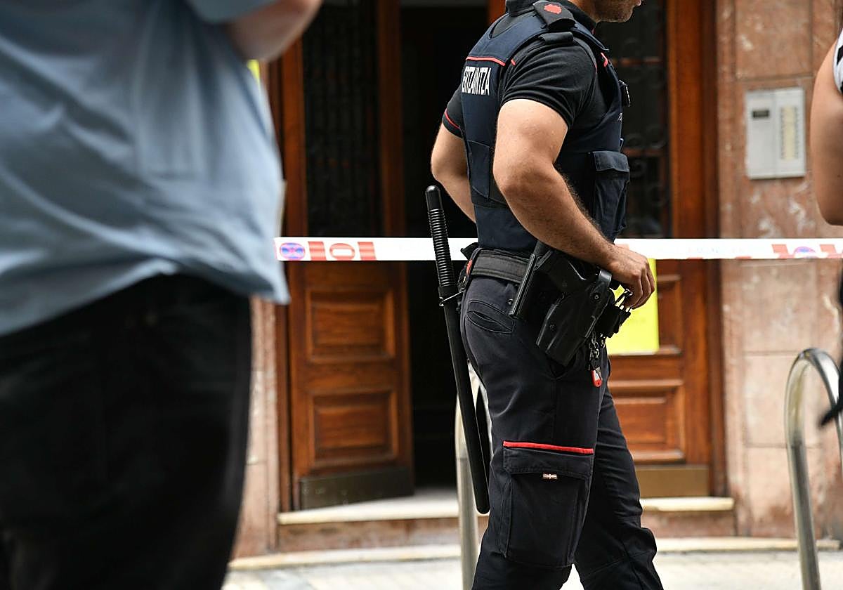 Un agente de la Ertzaintza durante una intervención policial.