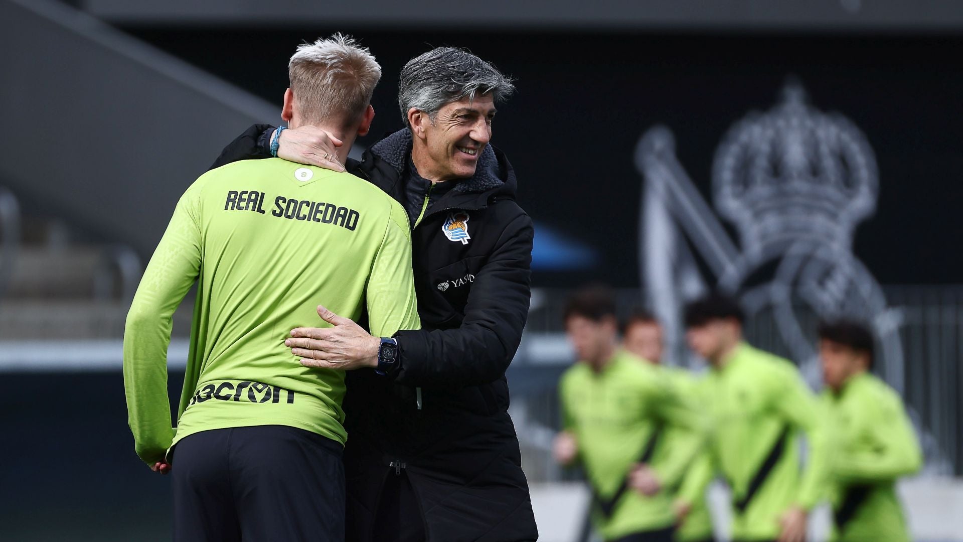 Imanol se abraza a Óskarsson durante elentrenamiento del lunes en Zubieta