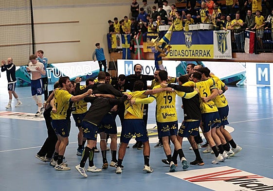 Los jugadores del Bidasoa Irun celebran su última victoria europea en Artaleku.