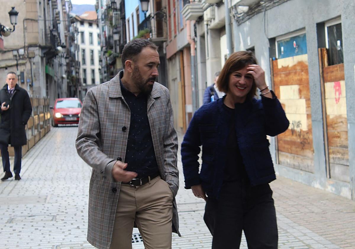 El consejero de Vivienda y Agenda Urbana Denis Itxaso junto a la alcaldesa de Azpeitia Nagora Alkorta, por las calles de la localidad guipuzcoana.