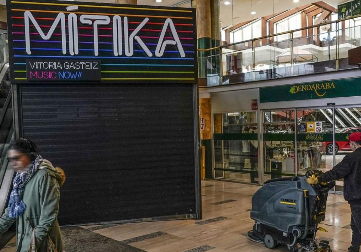 Un operario limpia la zona donde falleció ayer domingo el joven K. V. tras recibir un golpe de un portero de una conocida discoteca.