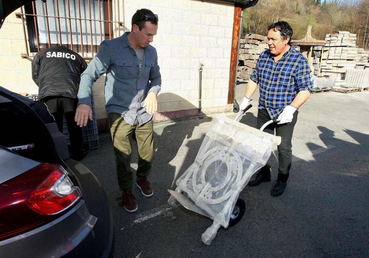Entrega de una barandilla a uno de los agraciados en el anterior sorteo.