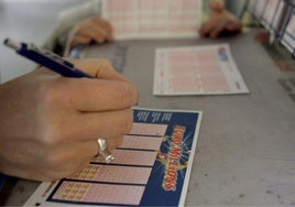 Una mujer rellena un Euromillones.