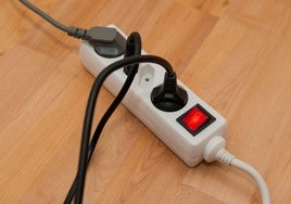 El aviso más repetido de los electricistas: nunca enchufes una regleta en este lugar de la casa