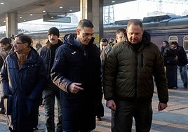Pedro Sánchez a su llegada este lunes a Kiev por los actos del tercer aniversario de la invasión rusa en Ucrania.