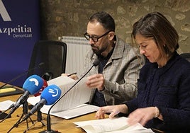 Itxaso y Alkorta firmando el convenio ayer en Basazabal.