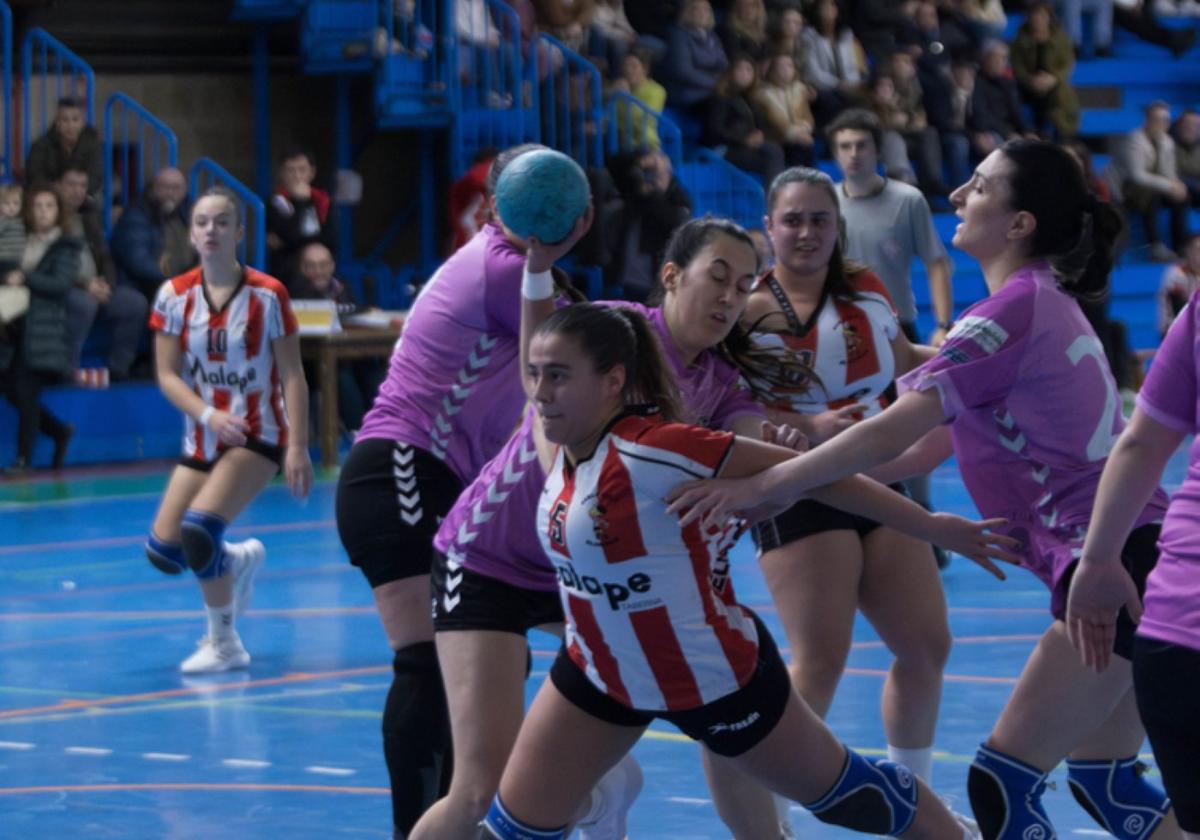 Una jugadora del Malape buscando un lanzamiento a portería.