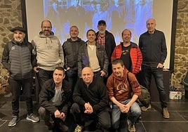 Reencuentro de insumisos de Urretxu y Zumarraga en la exposición.