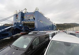 Llegada de un barco que transporta coches al Puerto de Pasaia.