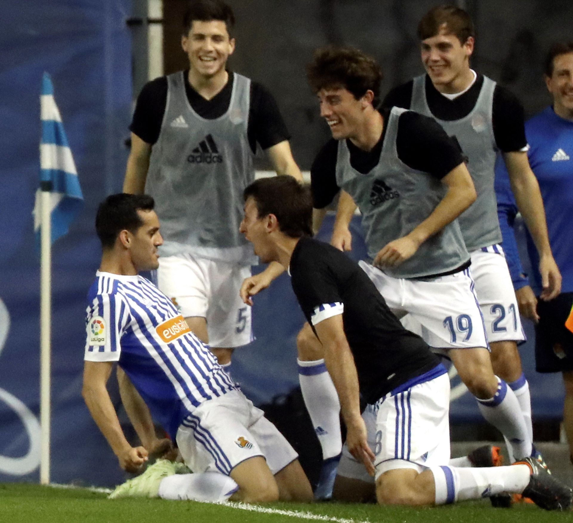 Juanmi y Oyarzabal celebran uno de las goles al Atlético de Madrid