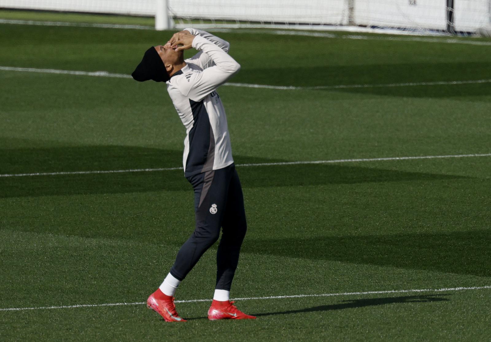 Kylian Mbappé realiza un gesto durante un entrenamiento con el Real Madrid
