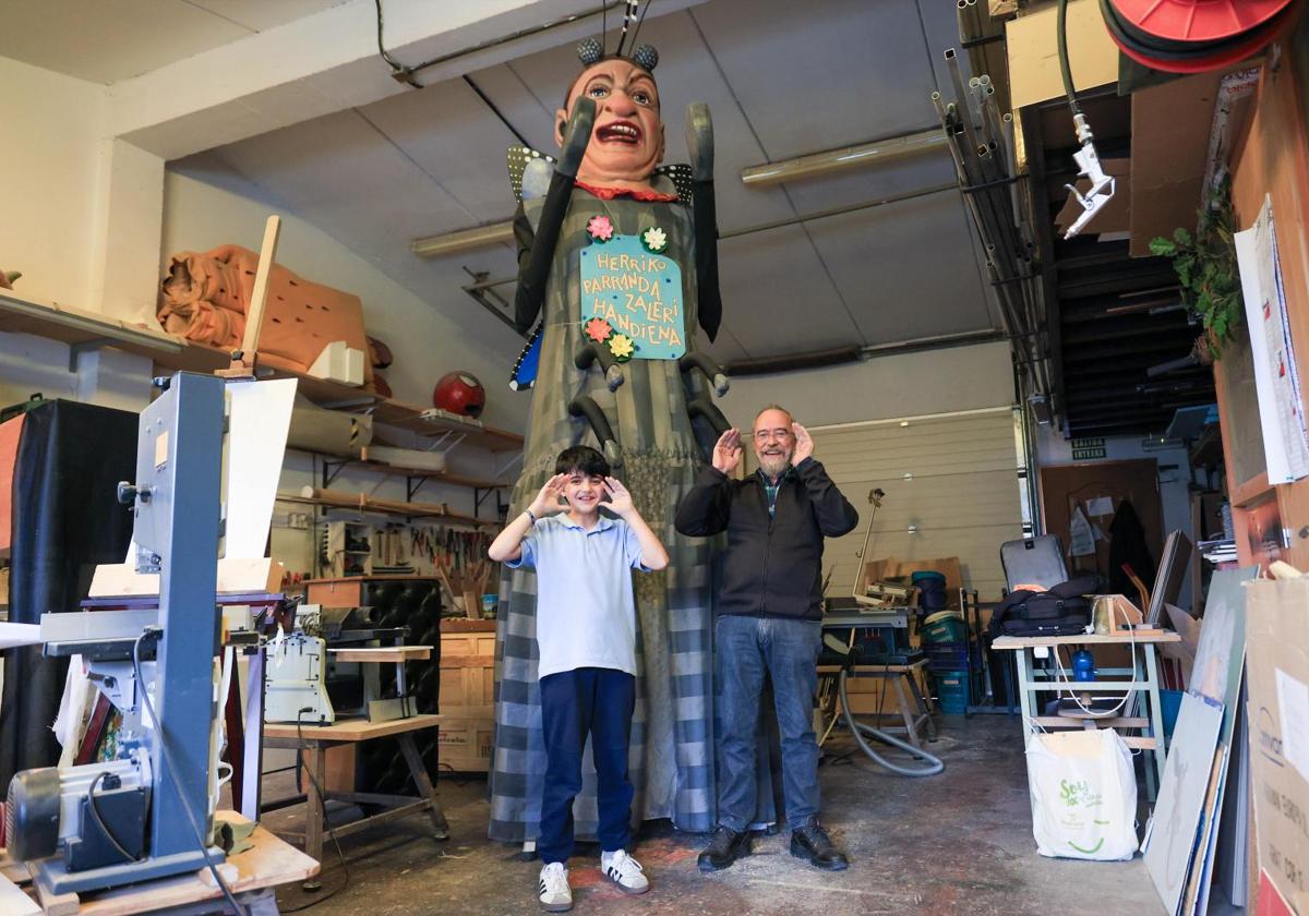 El artesano Xabier Garate y su colaborador, Imanol, se sumaron a Zanpantzar en esa llamada para despertar la primavera.