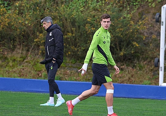 Sucic, con un vendaje bajo su rodilla dañada, junto a Imanol en el entrenamiento del martes en Zubieta