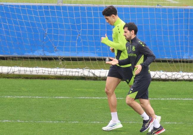 Aguerd se ha ejercitado en solitario sobre el campo José Luis Orbegozo acompañado de un readaptador.