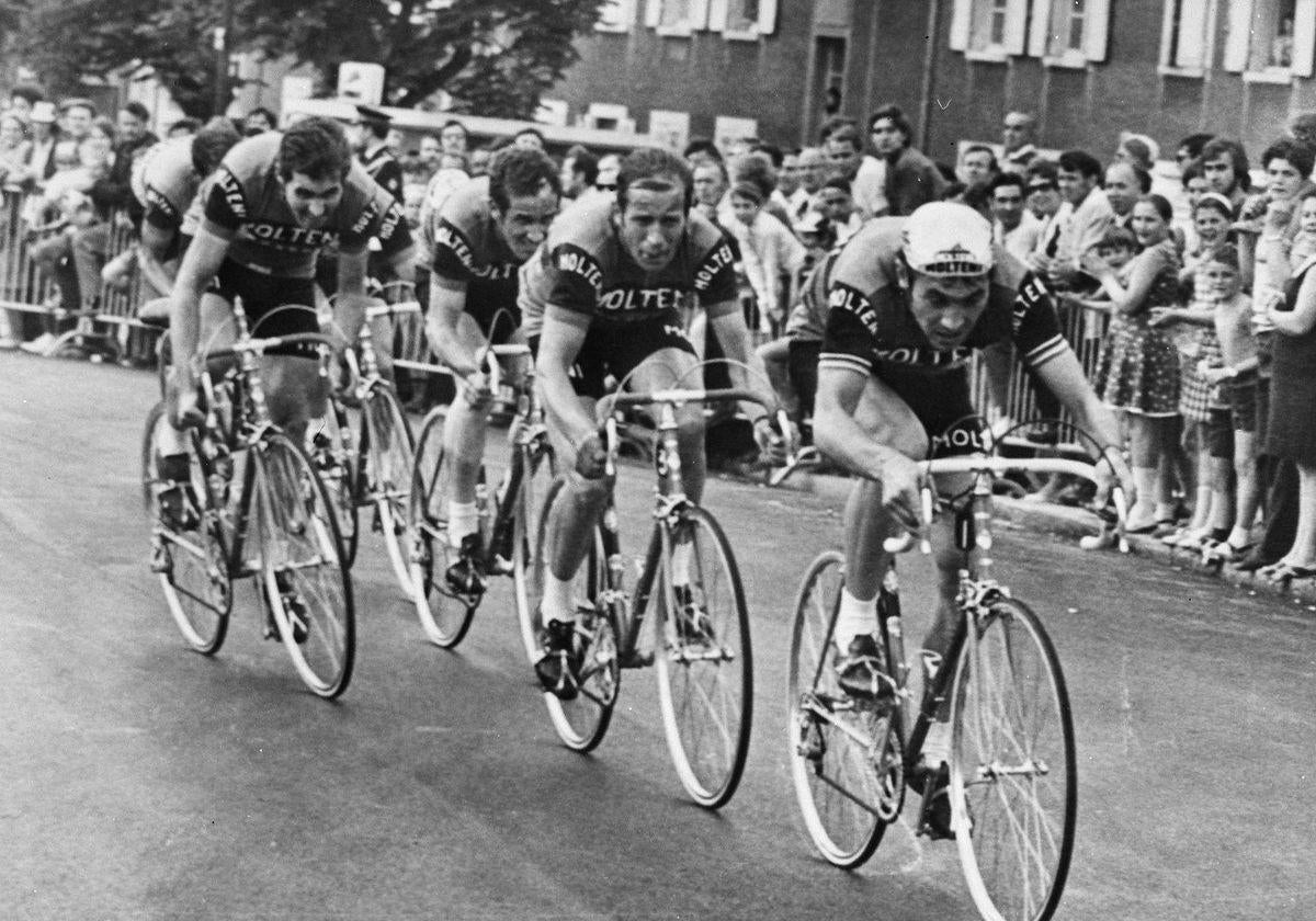 El Tour no arranca con una crono por equipos desde 1971, con triunfo del Molteni de Eddy Merckx, que en la foto tira de sus compañeros.