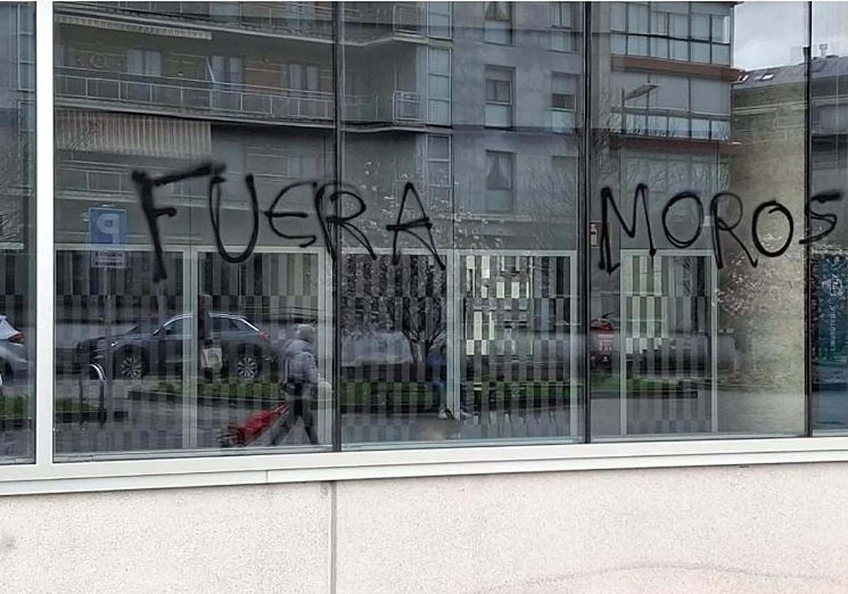 Uno de los mensajes aparecidos en el local.