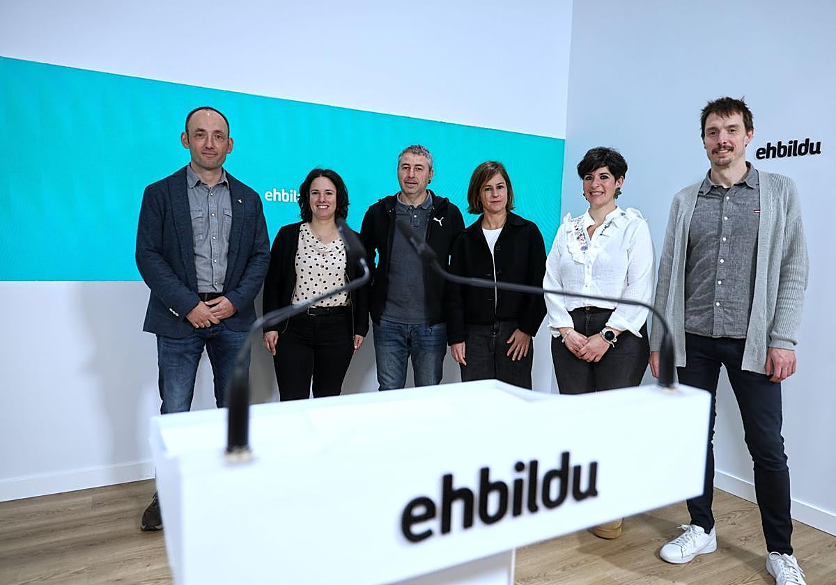 Alcaldes de EH Bildu en la rueda de prensa de este martes.