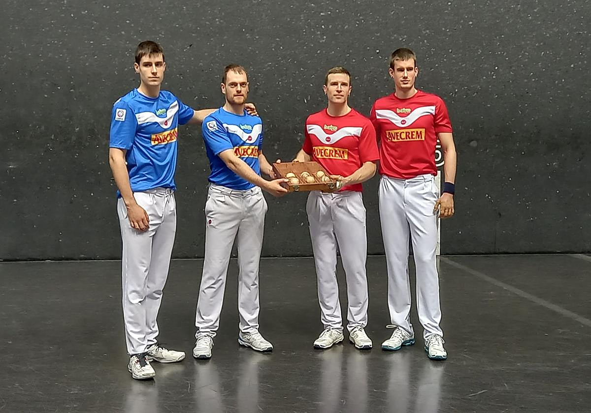 Iztueta, Laso, Artola y Mariezkurrena II con el material elegido en el Bizkaia.