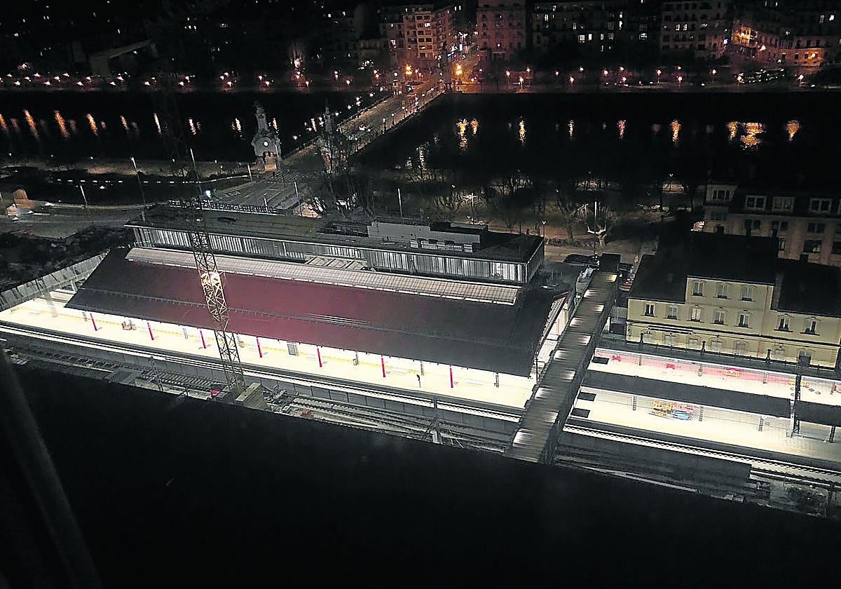 Vista nocturna de la Estación de Renfe desde un bloque vecino.