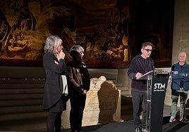La presentación se celebró en la iglesia del museo San Telmo con Mabel Tapia, comisaria de la exposición junto a Mira Bernabeu, en el atril; la directora del museo, Susana Soto, y Jaime Otamendi, director de Cultura.