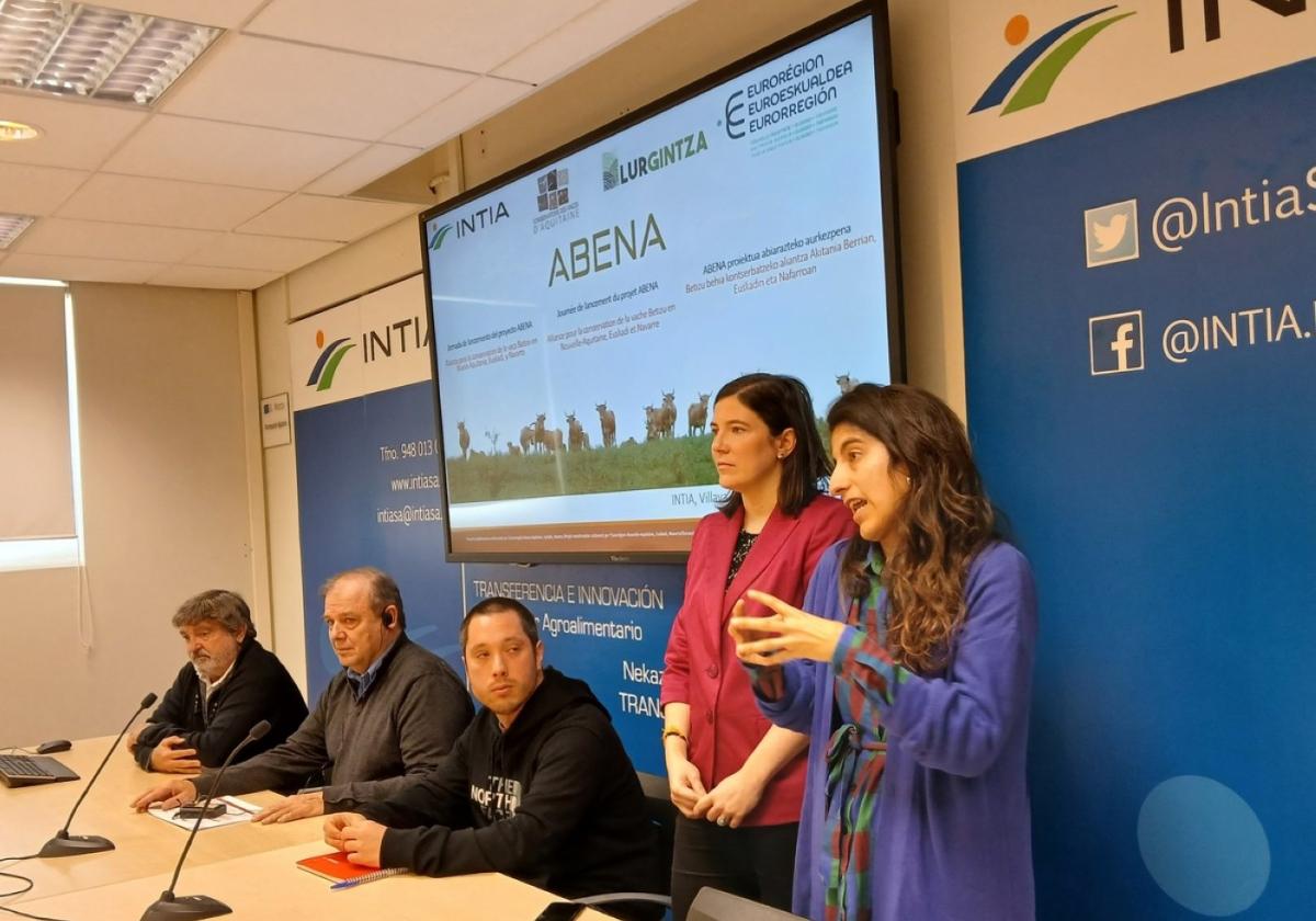 Técnicos y responsables del proyecto en la presentación que tuvo lugar en la sede de INTIA, en Villaba.