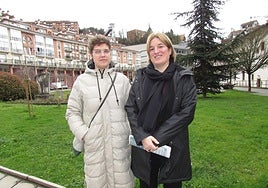La arquitecta municipal Amaia Iriondo y la concejala de urbanismo Garazi Etxeberria en el tramo descubierto de río en San Francisco.