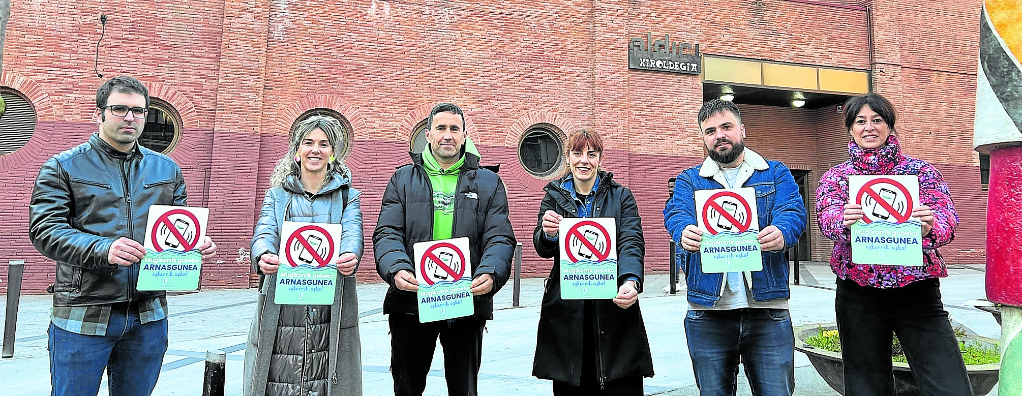 Presentación de los nuevos 'espacios de respiro sin móvil' promovidos por Altxa Burua y el Ayuntamiento delante de Aldiri, declarado como tal.